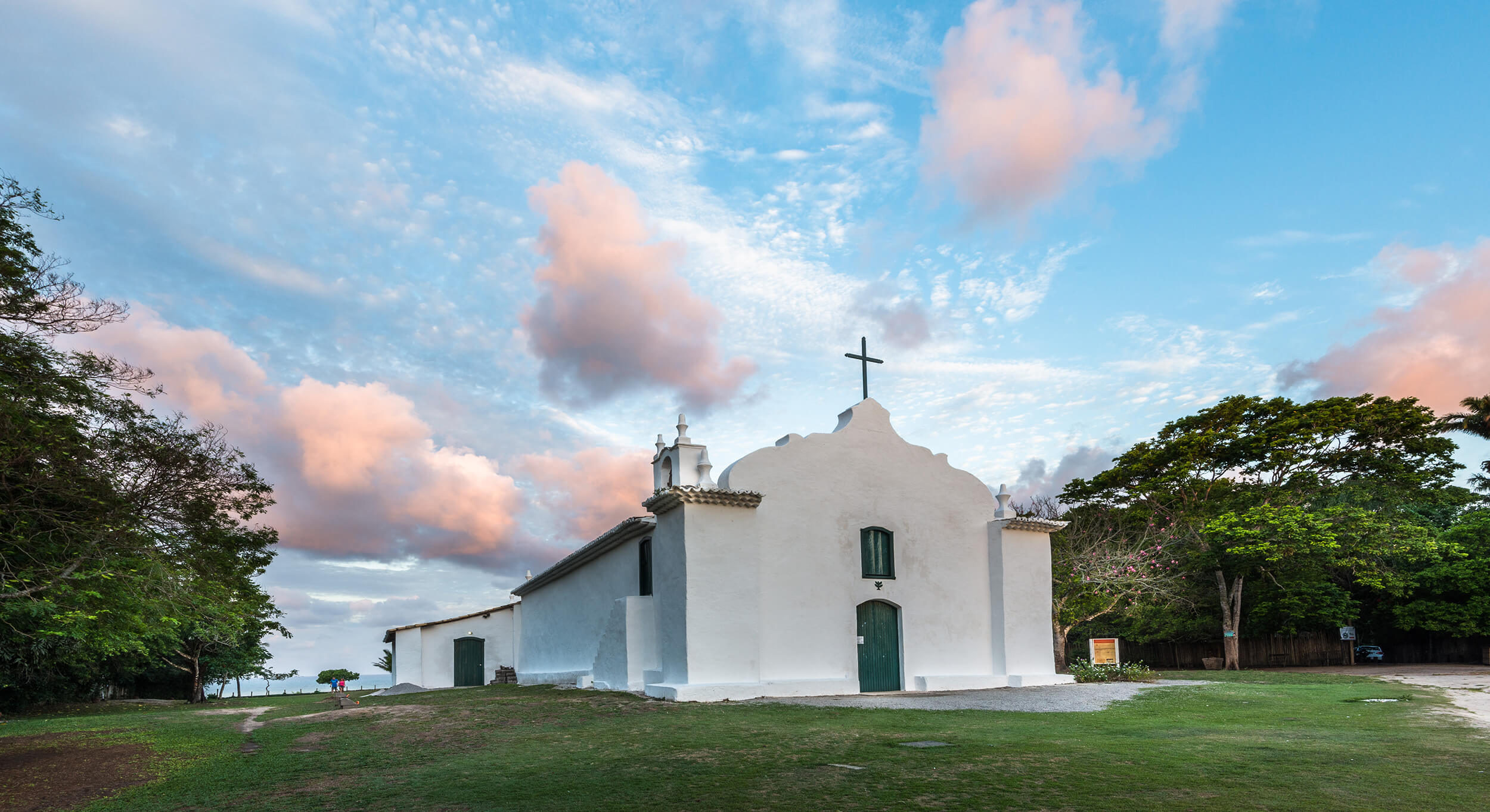 Homem em surto invade igreja histórica em Trancoso e destrói objetos sagrados