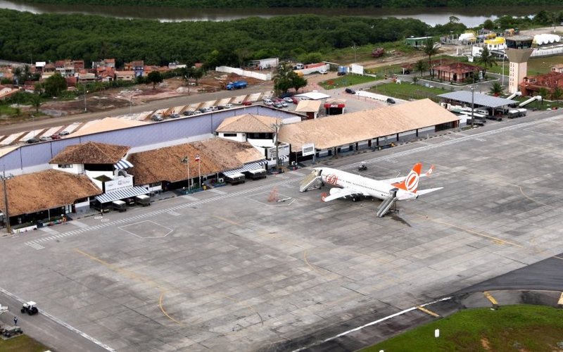 Avião de pequeno porte estoura pneu ao pousar e interdita pista do aeroporto de Porto Seguro