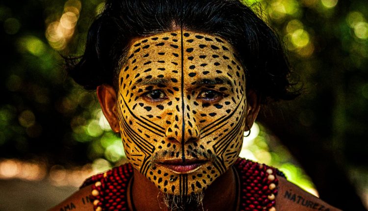 Grafismo Pataxó ganha destaque na Suíça com participação de Txa Txu em exposição internacional
